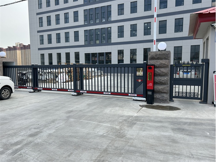 868分段門(mén)、青島國(guó)興橡塑制品有限公司