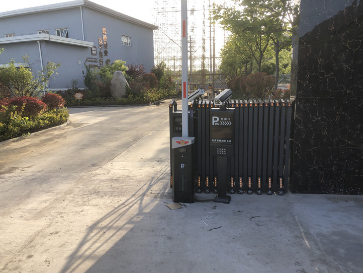 即墨區(qū)中鐵十局、車(chē)牌識(shí)別、電動(dòng)門(mén)